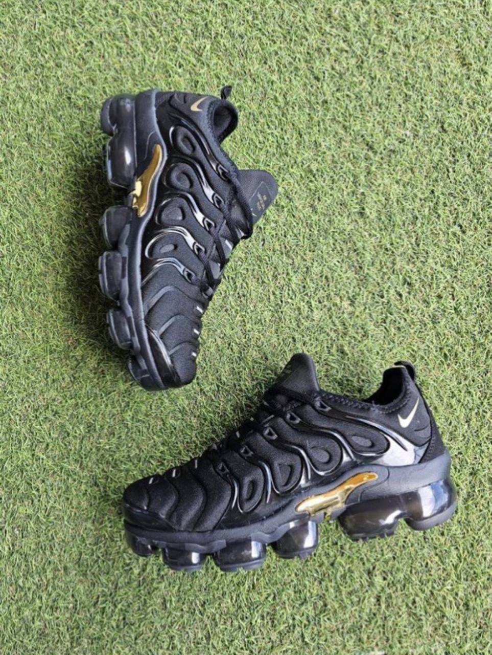 NIKE VAPORPLUS NEGRO/DORADO/NEGRO